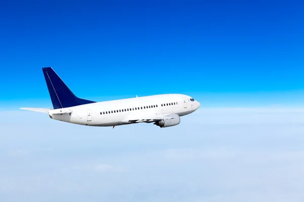 Avión en el cielo. Avión de pasajeros — Foto de Stock