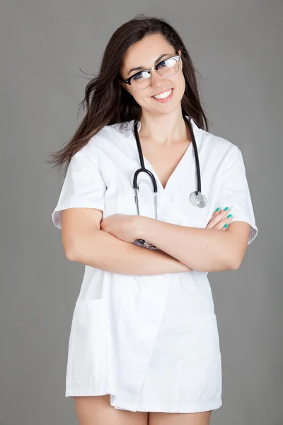 Porträtt av en vänlig kvinnlig läkare. — Stockfoto