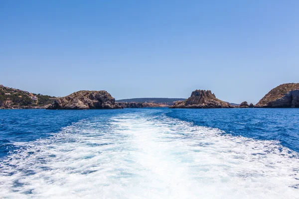 Le onde di una barca ad alta velocità. Via d'acqua. Viaggi in mare — Foto Stock