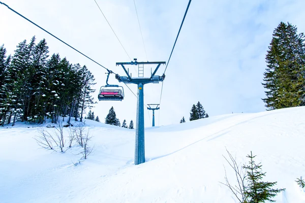 Wyciąg narciarski z krzesła. Podnieś do góry góry w ski ponownie — Zdjęcie stockowe