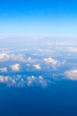 bulutlar. uçak görünüm penceresinde.