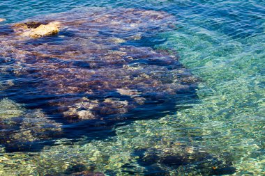 Deniz tabanı su ile