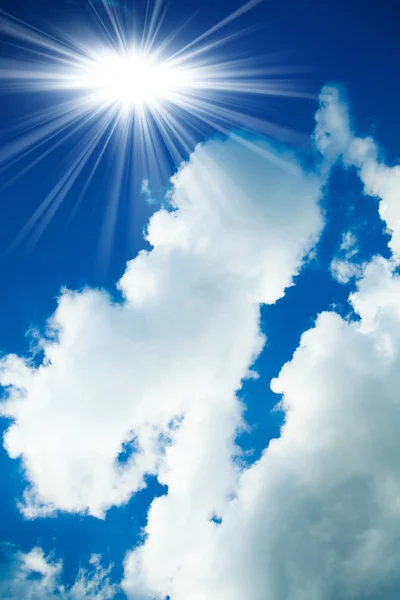 Açık mavi gökyüzü ve bulutlar. mavi gökyüzünde beyaz bulutlar — Stok fotoğraf