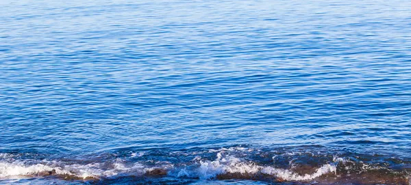 Mer bleue avec vagues — Photo
