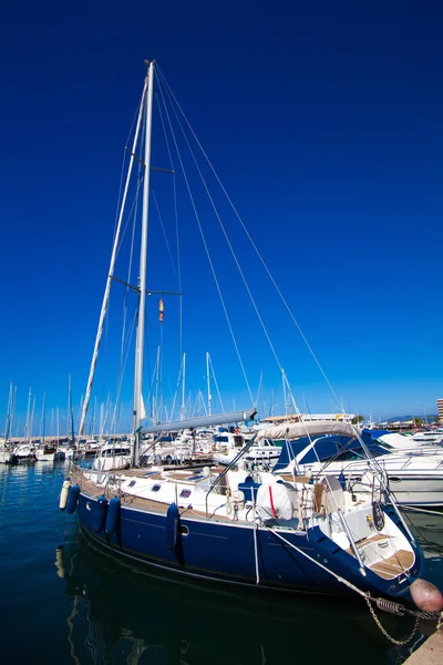 Barcos no porto. Barcos arco na marina — Fotografia de Stock