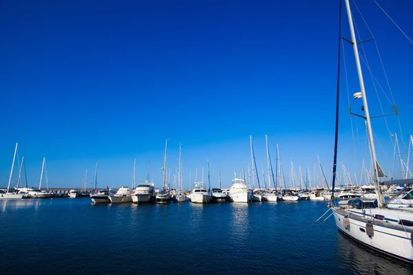 Barcos en el puerto. Barcos de proa en marina — Foto de Stock