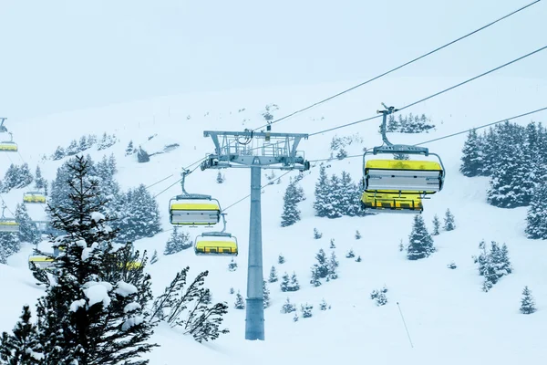 Ski lift met stoelen — Stockfoto