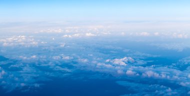 bulutlar. uçak görünüm penceresinde