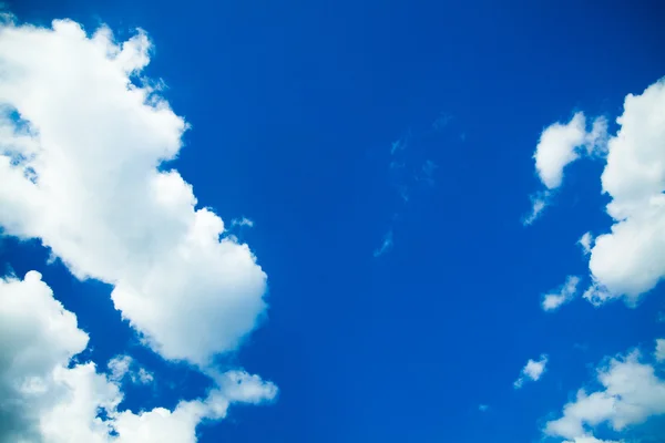 Wolken und blauer Himmel. weiße Wolken am blauen Himmel — Stockfoto