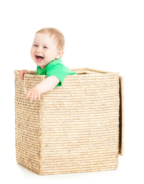 Beyaz zemin üzerinde bir kutunun içindeki küçük çocuk — Stok fotoğraf