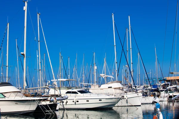 Boats in harbor. Boats bow in marina — Stock Photo, Image