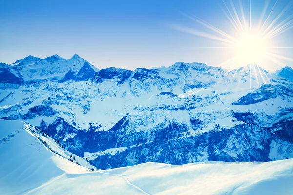 Winter mountains. sun shine in blue sky — Stock Photo, Image