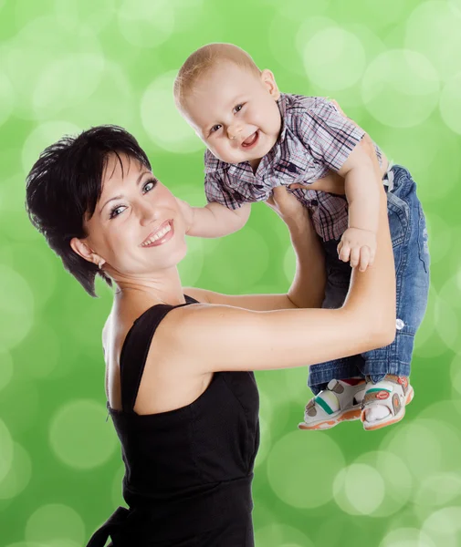 Hermosa madre feliz con el niño atractivo — Foto de Stock