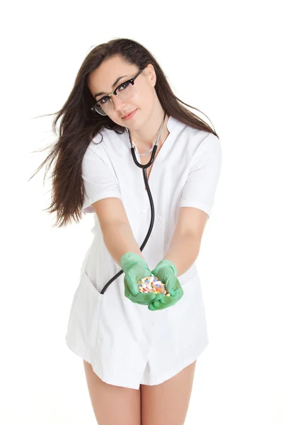 Médico mulher com pílulas na mão. Médico fêmea segurando muitos pil — Fotografia de Stock