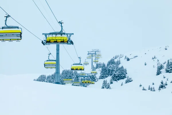 Elevador de esqui com cadeiras — Fotografia de Stock