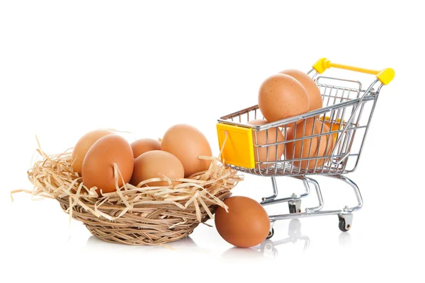 Ovos no carrinho de compras isolados em branco — Fotografia de Stock