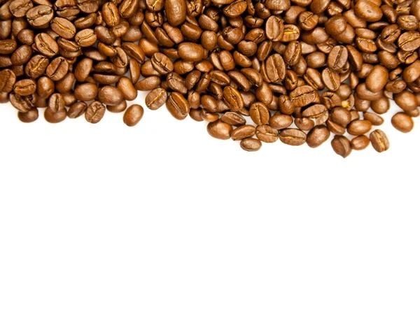 La frontera del café. granos de café marrón aislados sobre fondo blanco . — Foto de Stock