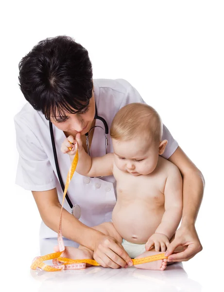 Mooie dokter en baby op een witte achtergrond — Stockfoto