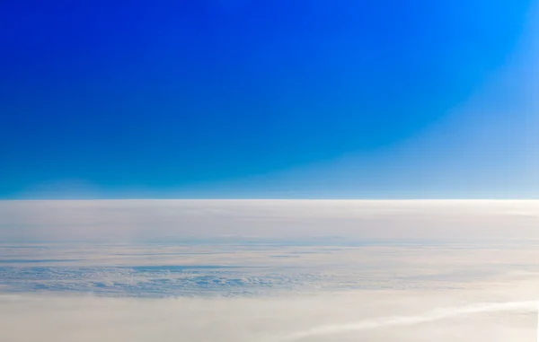 Modrá obloha a white cloud. vysoká modrá obloha pohled z letadla — Stock fotografie