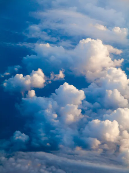 Mavi gökyüzü ve beyaz bulut. uçak görünümünden mavi gök yüksek — Stok fotoğraf