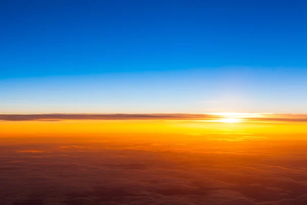 Puesta de sol con una altura de 10 000 km. Atardecer dramático — Foto de Stock