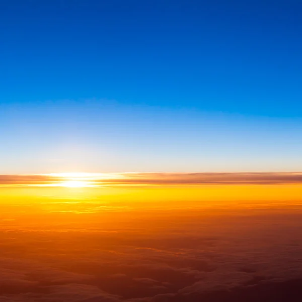Zachód słońca z wysokości 10 000 km. dramatyczny zachód słońca — Zdjęcie stockowe