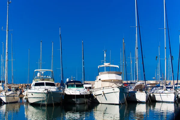 Barcos en el puerto. Barcos de proa en marina — Foto de Stock