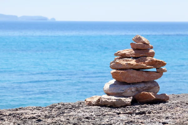 Stos kamieni na brzegu morza. — Zdjęcie stockowe