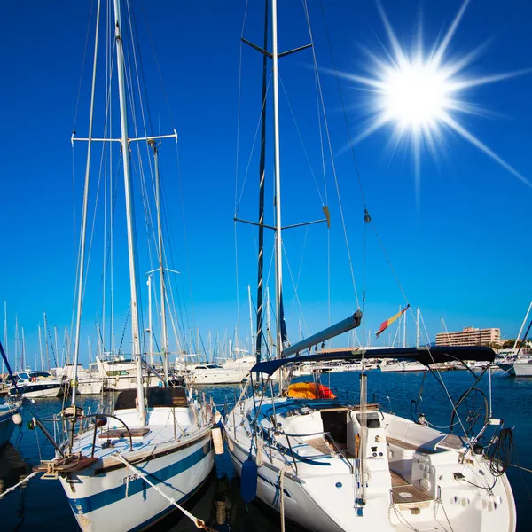 Puerto marítimo. barcos en el puerto. Barcos de proa en marina —  Fotos de Stock