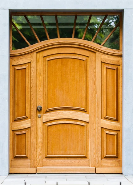 家の木製の正面玄関。古い木製のドア. — ストック写真