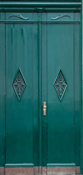 Porta d'ingresso in legno di una casa. Vecchia porta in legno . — Foto Stock