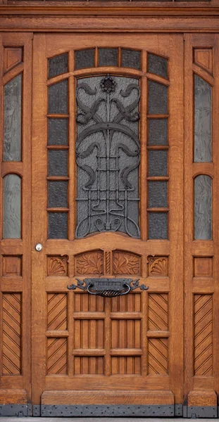 Porta d'ingresso in legno di una casa. Vecchia porta in legno . — Foto Stock