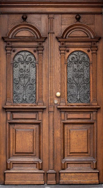 Ahşap kapı bir ev. eski ahşap kapı. — Stok fotoğraf