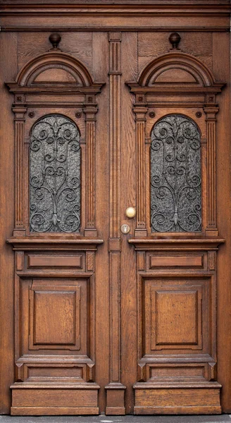 Porta d'ingresso in legno di una casa. Vecchia porta in legno . — Foto Stock