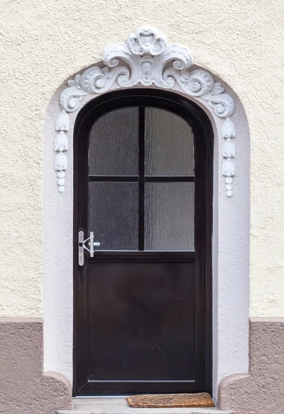 Puerta de entrada de madera de una casa. Puerta de madera vieja . — Foto de Stock