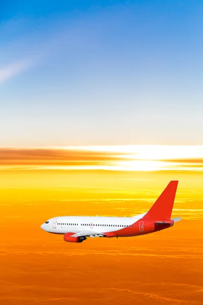 Gün batımında gökyüzünde uçak. gökyüzünde bir yolcu uçağı — Stok fotoğraf