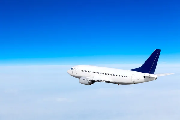 Samolot w niebo. samolot pasażerski — Zdjęcie stockowe