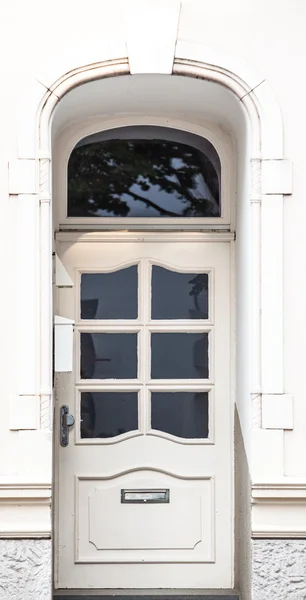 Wooden front door of a home. Old Wooden Door. — Stock Photo, Image