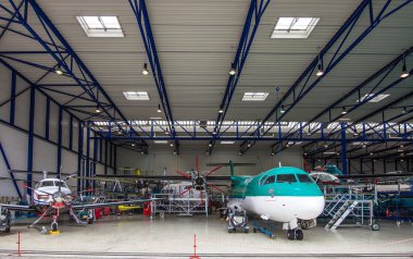 hangarda yolcu uçağı