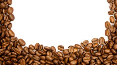kahve sınır. Beyaz arka plan üzerinde izole kahverengi kahve çekirdekleri.