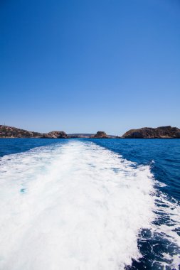 Yüksek hızlı bir tekneden gelen dalgalar. Su yolu. Deniz Seyahati