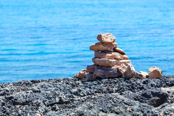 Pila di pietre su una riva del mare . — Foto Stock