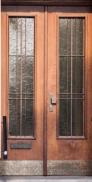 Porte d'entrée en bois d'une maison. Ancienne porte en bois . — Photo