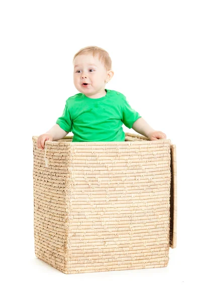 Niño pequeño dentro de una caja sobre un fondo blanco — Foto de Stock