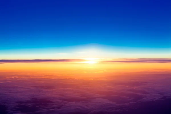 Puesta de sol con una altura de 10 000 km. Atardecer dramático. Vista del sol — Foto de Stock