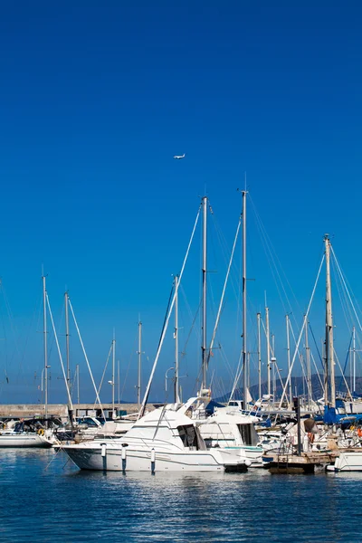 Boats in harbor. Boats bow in marina — Stock Photo, Image