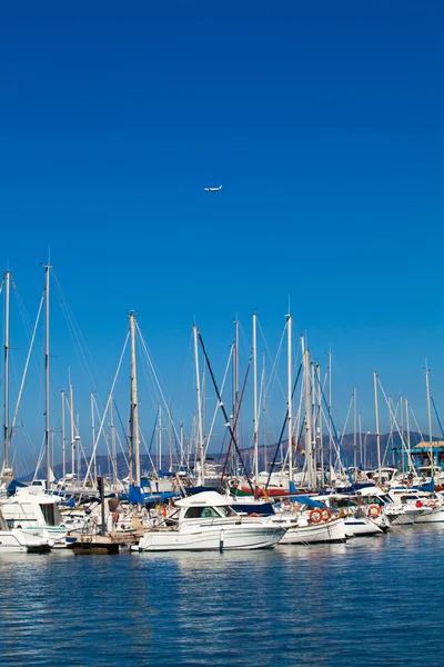 Tekneler Harbor. Marina deniz araçları yay — Stok fotoğraf