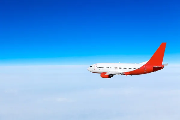 Vliegtuig in de lucht. passagier verkeersvliegtuig — Stockfoto