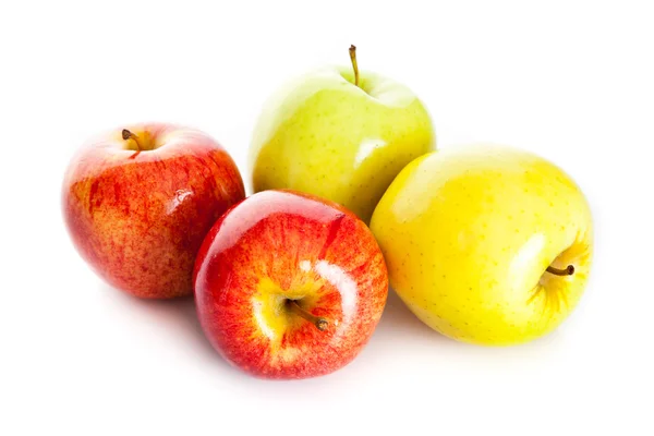 Яркие яблоки на белом фоне — стоковое фото