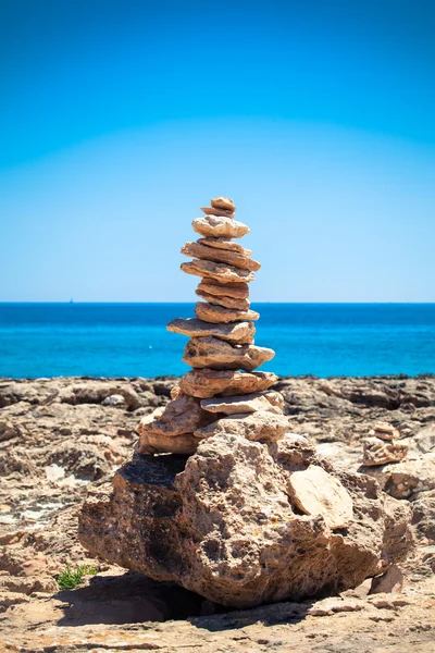Stenar balans, småsten stack över blått hav — Stockfoto